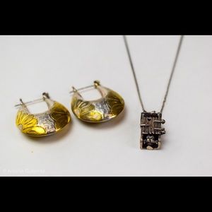The gift box necklace and earring set